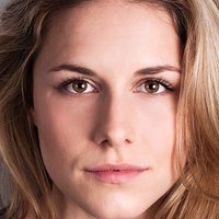 Alix Wilton Regan Nøgen