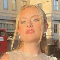 Amelia Dimoldenberg Nøgen