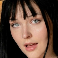 Amelia Riven Nøgen