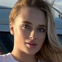 Blondinka Angelina Nøgen