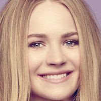 Britt Robertson Nøgen