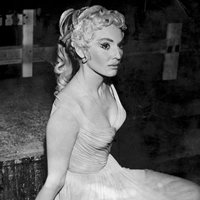 Diane Cilento Nøgen