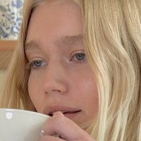 Dottir Model Nøgen