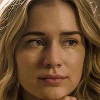 Elizabeth Lail Nøgen