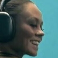 Elley Davies Nøgen