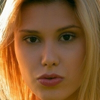 Emily Sun Nøgen
