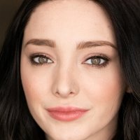 Emma Dumont Nøgen