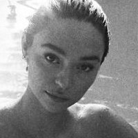 Emma Holley Nøgen