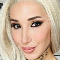 Emma Lusicich Nøgen