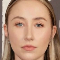 Erin Doherty Nøgen