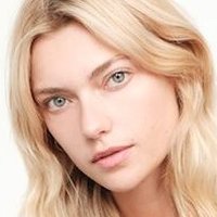 Farah Holt Nøgen