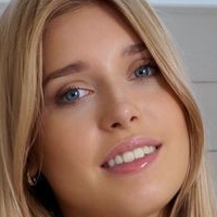 Freya Mayer Nøgen