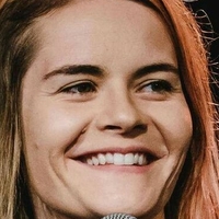 Hazel Brugger Nøgen