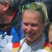 Julia Lier Nøgen