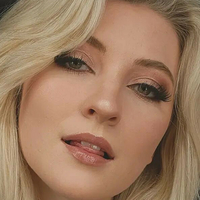 Lexus Grace Carlson Nøgen