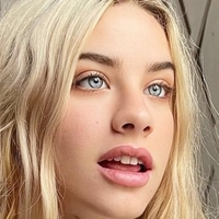 Lilblondii Nøgen
