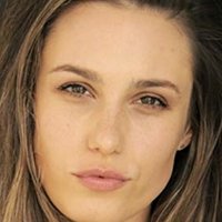 Lily Robinson Nøgen