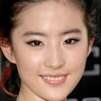 Liu Yifei Nøgen
