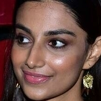 Meenakshi Chaudhary Nøgen
