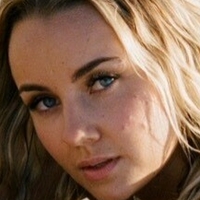 Mikalah Burgess Nøgen