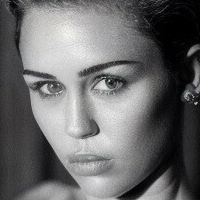 Miley Cyrus fakes Nøgen
