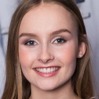 Olivia DeJonge Nøgen