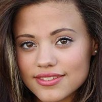 Sarah Jeffery Nøgen