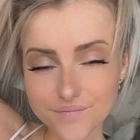 Stefanie Sutton Nøgen