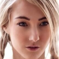 Stevie Louise Dent Nøgen