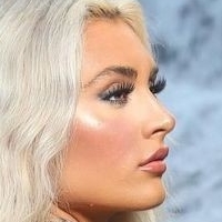 Tiffany Stratton Nøgen